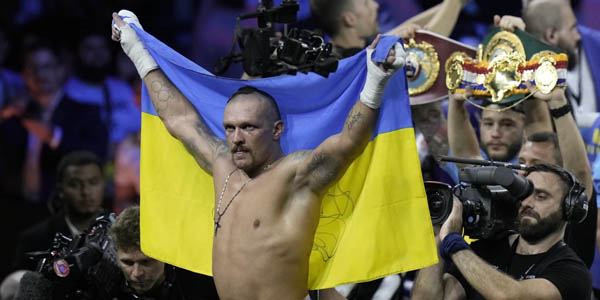 Украинец Александр Усик выиграл драматический реванш с Энтони Джошуа, чтобы сохранить титулы в супертяжелом весе.